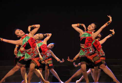 Các vũ công trẻ của Nhà hát Bông Sen tập luyện sau khi trở về Việt Nam