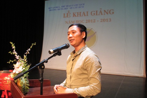 NSND Hà Thế Dũng phát biểu trong Lễ Khai Giảng Năm học 2012-2013