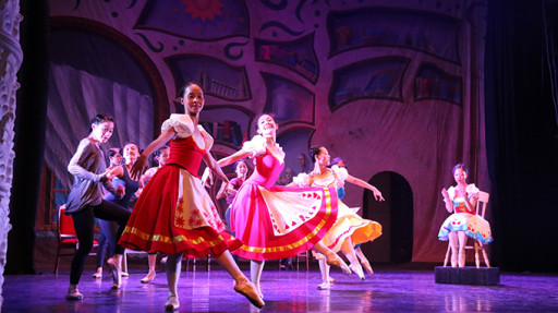 Một cảnh trong vở vũ kịch Cô bé búp bê được tổng duyệt tại Nhà hát thành phố chiều 27-8  Ảnh Tiến Long