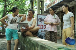 2440-phim-tai-hien-cuoc-song-hang-ngay-cua-nhung-nguoi-dan-dang-song-trong-cac-khu-tap-the-cu-cua-ha-noi-voi-tinh-huong-gan-gui-doi-thuong-2440-nhung-cong-dan-tap-the-300x200