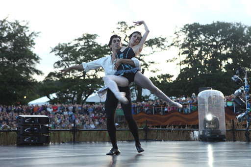 Diễn viên của English National Ballet, biểu diễn tại Latitude Festival 2011 với - Ảnh: Theglassmagazine 