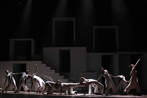 Một hình ảnh của đoàn múa Khám Phá trong vở "Con tạo xoay" diễn năm 2014. Ảnh: Nguyên Minh.