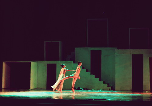Tuyết Minh và Cao Chí Thành trong một vũ khúc ballet của vở "Con tạo xoay". Ảnh: Nguyên Minh.