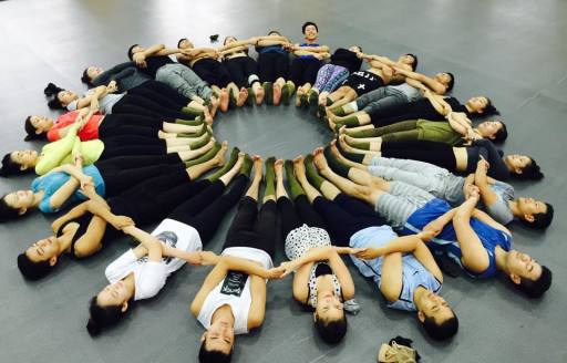 Biên đạo Kiều Lê và các nghệ sỹ múa của Đoàn Văn Công QK7 kết tay vòng tròn trong một buổi tập để tạo cảm xúc cho tác phẩm.