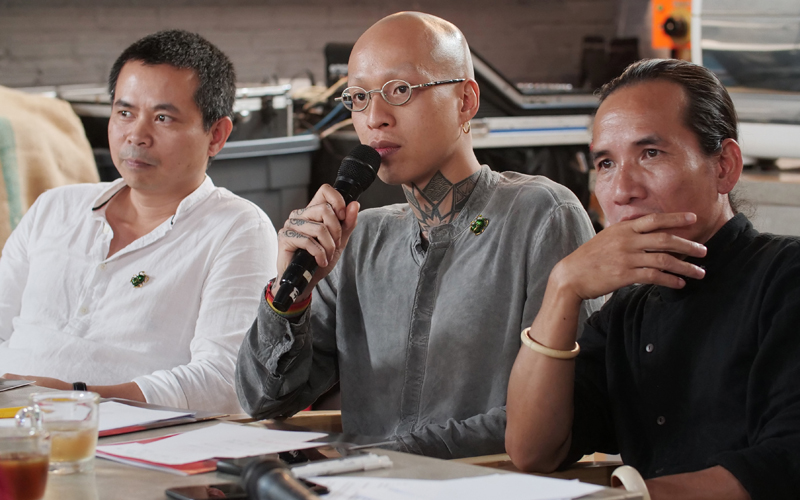 Nghệ sĩ Nguyễn Duy Thành ở giữa chia sẻ về Thán tại buổi gặp gỡ báo chí Ảnh HỒNG HÀ